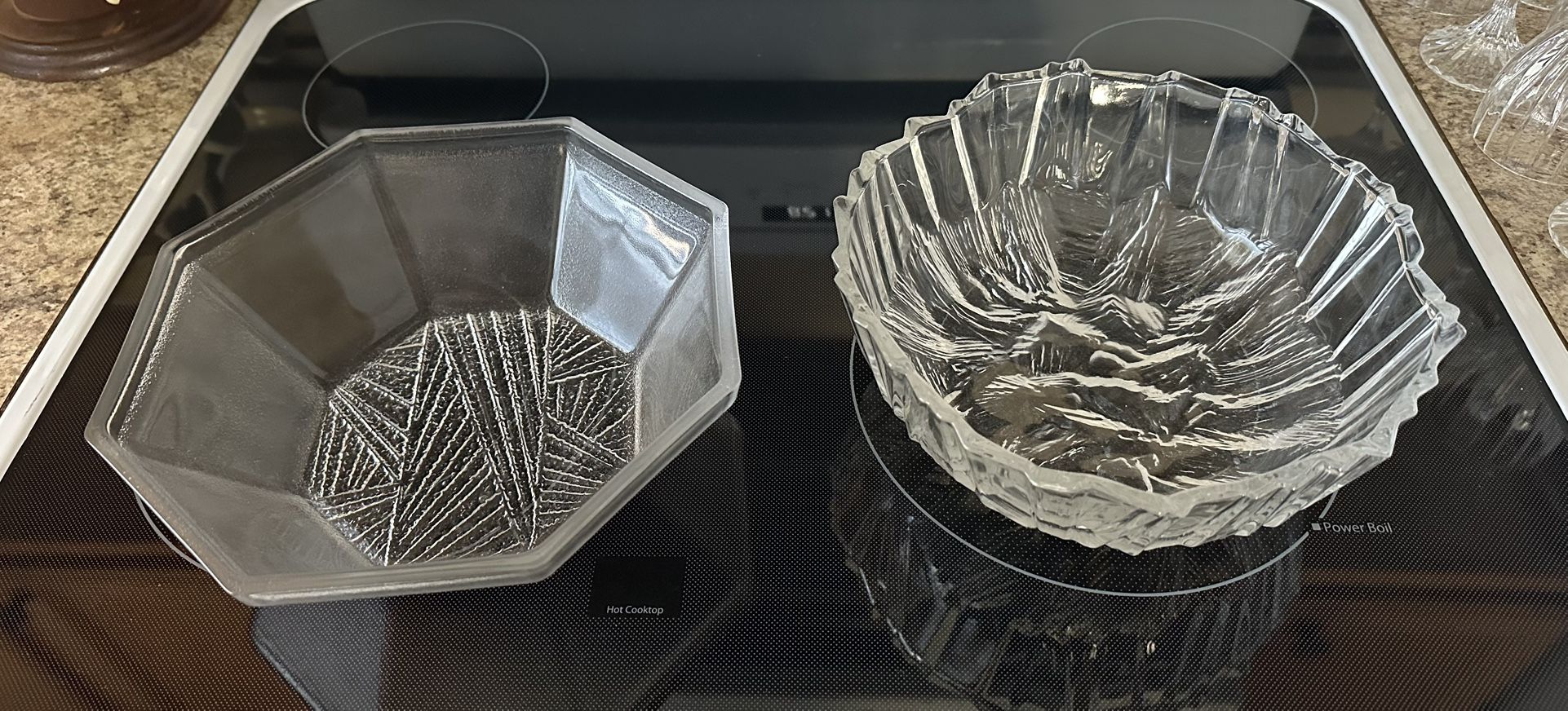 🥣 Pair of heavy glass salad serving bowls. Both are 9.5 diameter PU near Kennewick Walmart near Canyon Lakes Golf Course