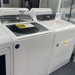 New Scratch And Dent Whirlpool Washer And Dryer Set. 1 Year Warranty 