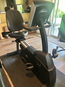Life Fitness Gym Quality Recumbent Bike - Delivery Available