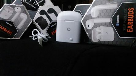 Celltronix true wireless outlet earbuds with charging case