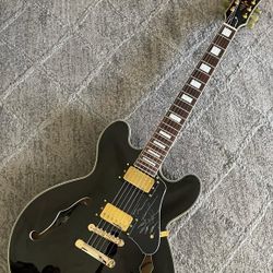Vintage Reissued VSA500GBK
Semi-Acoustic Gloss Black