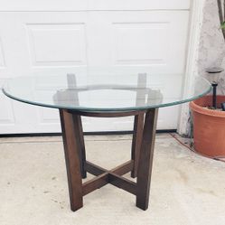Dining Table In Excellent Condition 