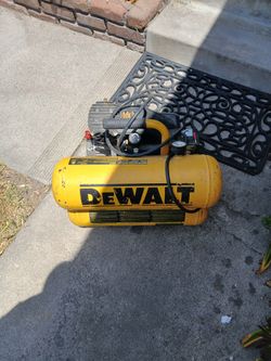 Selling A Dewalt Aircompesser  Electric  Hand Carry 4gal 120v 125 Psi 4cfm Air  $250 Obo 