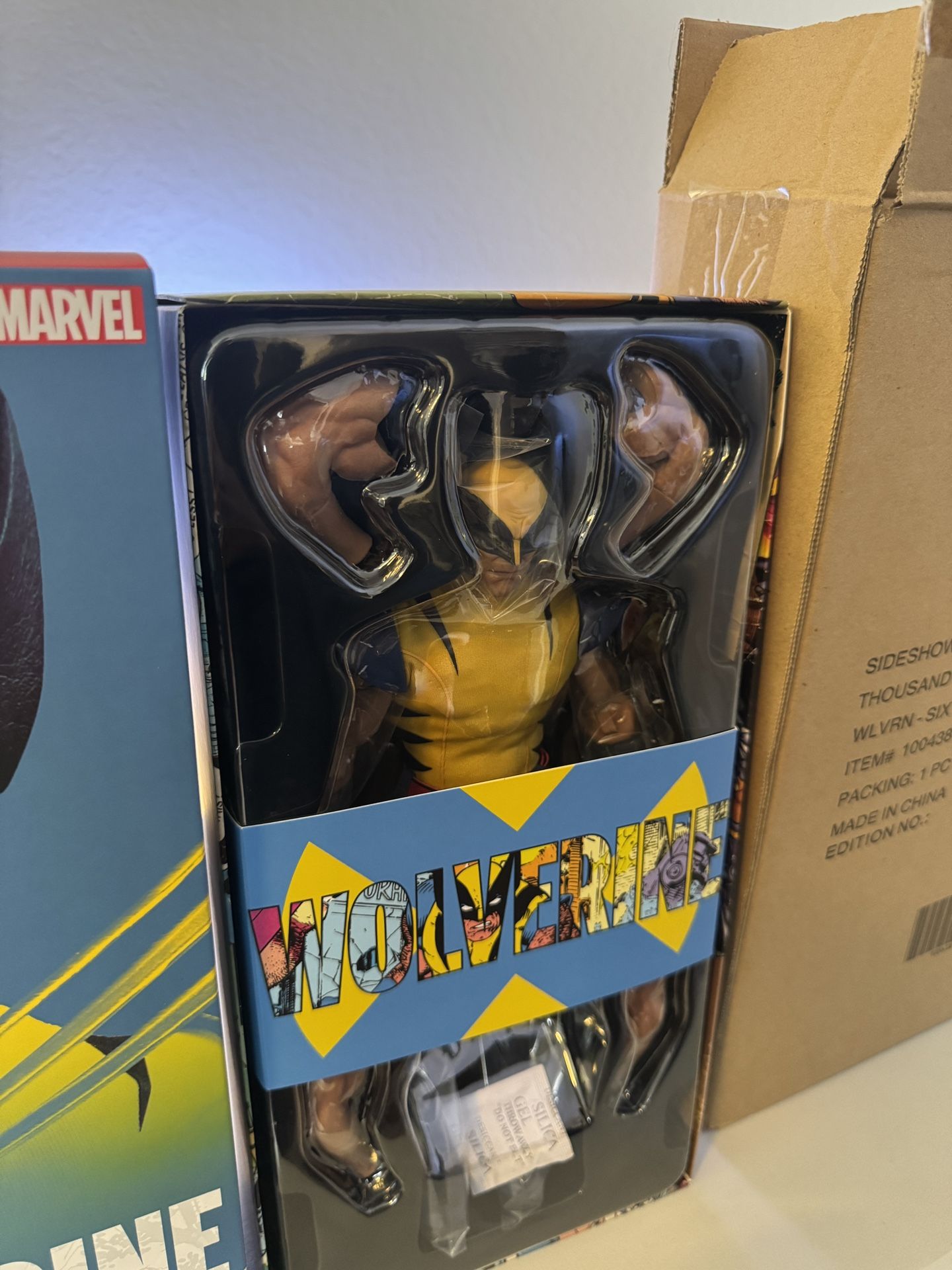 For Sale: Sideshow 1/6 Scale Wolverine Classic Version Hot Toys X-Men funko L@@K!