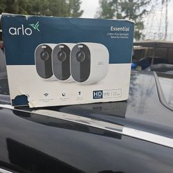 BRAND NEW ARLO SEURITY SYSTEM W 3 CAMERAS *INCLUDES BATTERIES ALSO!
