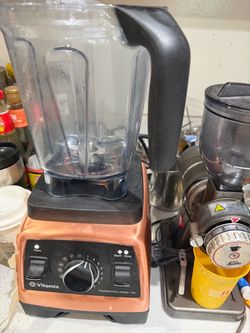 Vitamix blender 750 with 64 oz container