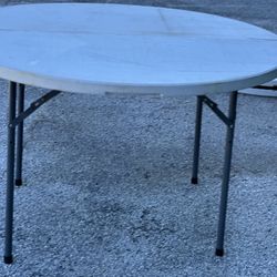 4 Foot Round Plastic Tables