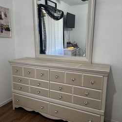 Sandberg Furniture Marilyn Dresser with Mirror