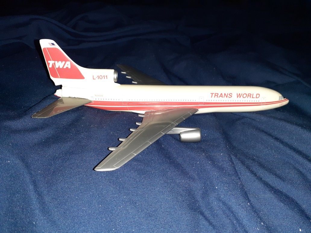 TWA......L-1011 plastic desktop aircraft model