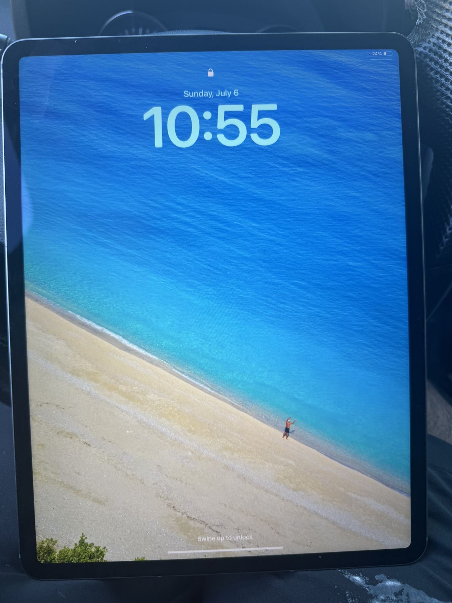 Like New condition! IPad Air 6th Generation 13 Inch Model Cellular + WiFi