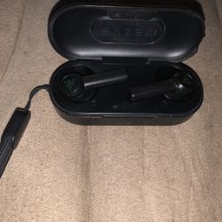 Razer Hammerhead True Wireless Earbuds, Comes with a charger