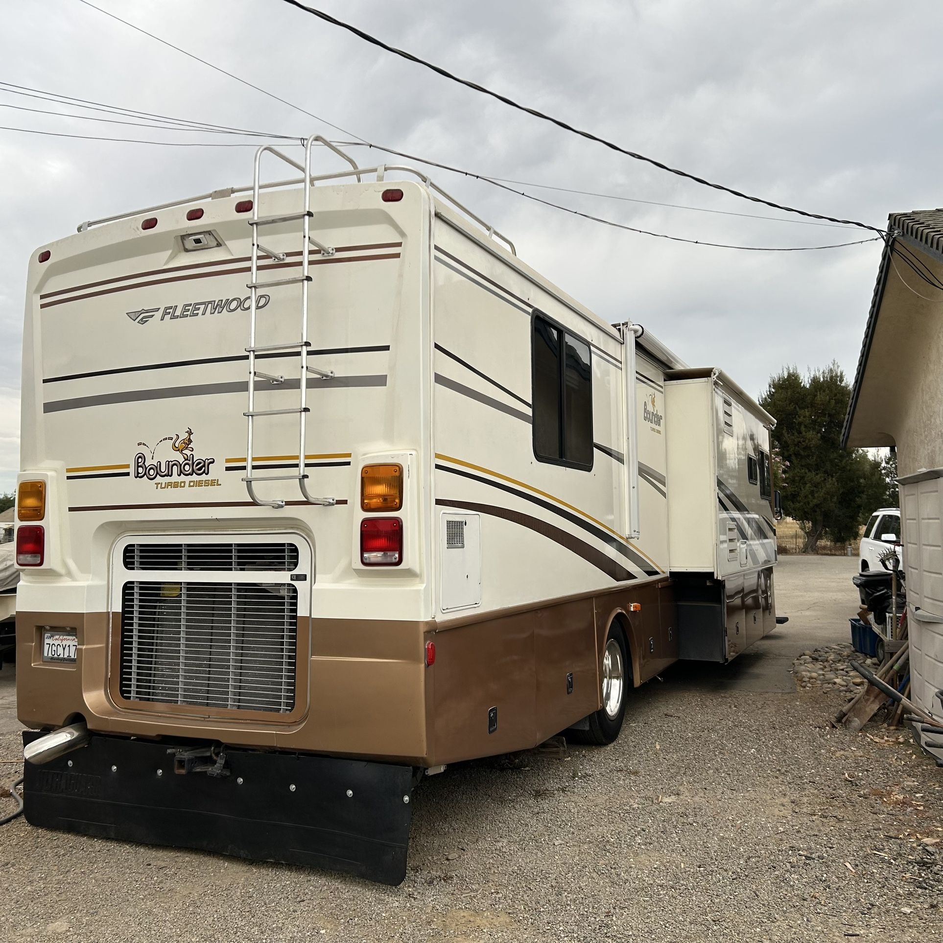 2005 Fleetwood Bounder 38N