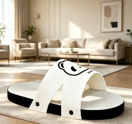 Large-sized slippers and cat scratching board