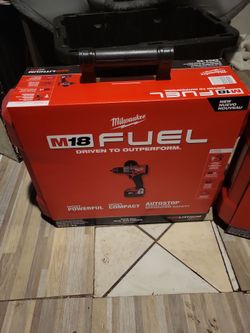 Milwaukee  1/2 hammer drill/driver kit