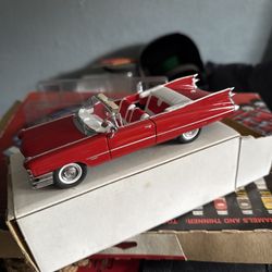 Make/Model: 1959 Cadillac Eldorado Biarritz Convertible 	•	Scale (most common): 1:18 or 1:24 (judging by the size in your hand, it looks like 1:24) 	•