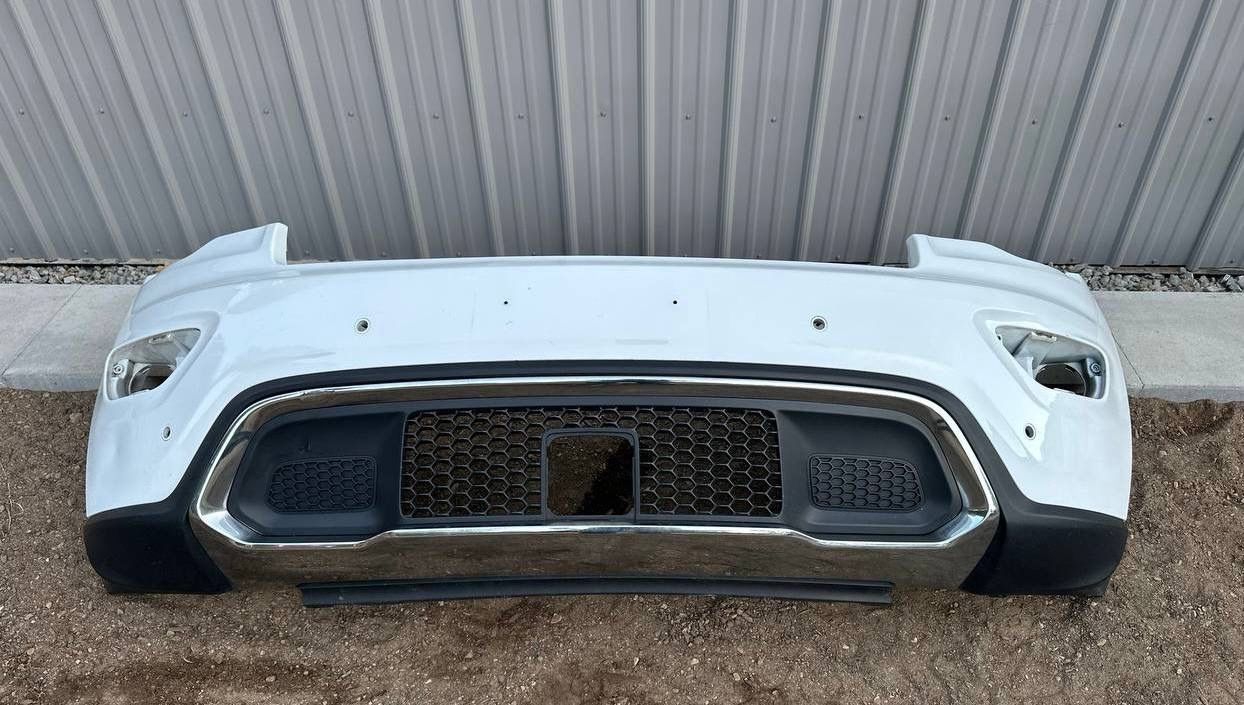 WHITE JEEP GRAND CHEROKEE 2017 2018 2019 FRONT BUMPER ORIGINAL + LOWER GRILLE AND LOWER VALANCE
