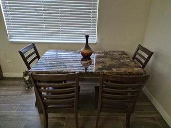 Dining table with 4 Chairs