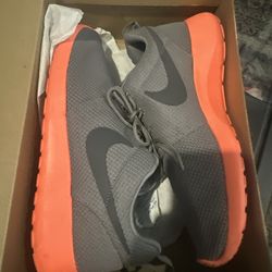 Nike Rosherun Men’s Grey/Crimson Size 8.5