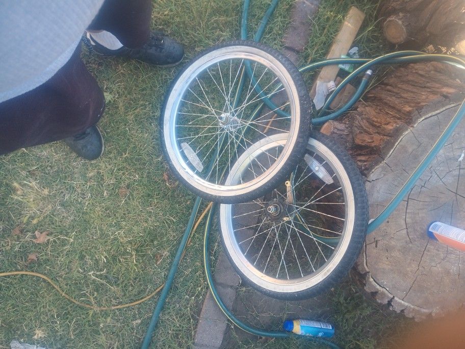 20in Bike Rims With White Wall And Twisted Spokes