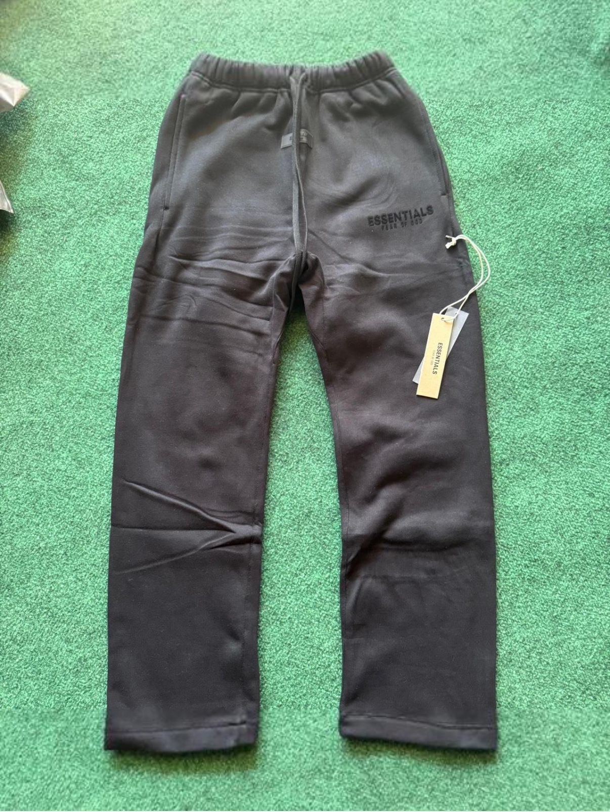 🔥 BLACK LOOSE-FIT SWEATS (ESSENTIALS STYLE) – SIZE M – PICKUP DOWNEY 🔥