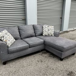 Beautiful Gray Sectional Couch! ***Free Delivery***
