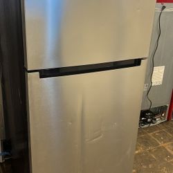 Vissani MDTF18SSR 18 cu. ft. Top Freezer Refrigerator Z2X