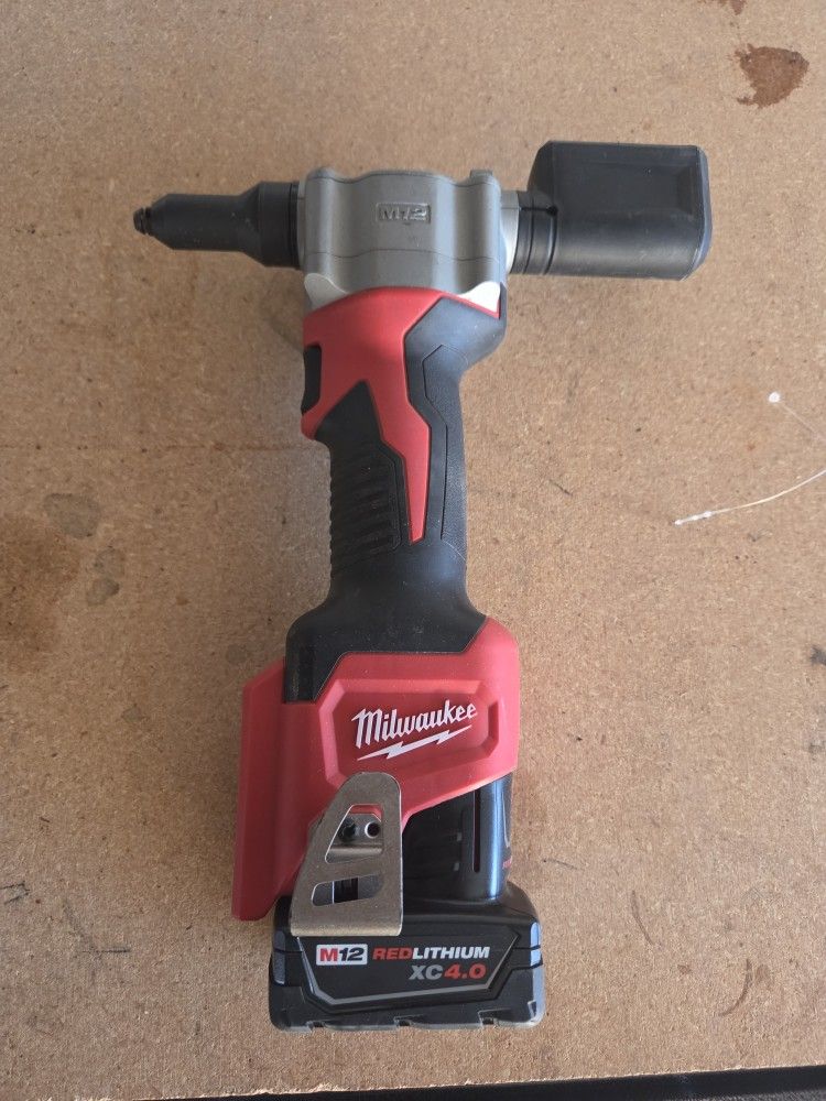 Milwaukee M12 Cordless Rivet Tool with XC4.0 Battery (No Charger)