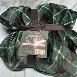 Full/queen Velvety Plush Blanket Brand New