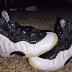 Black And White Leather Nikes Size 4 And 1/2 Youth