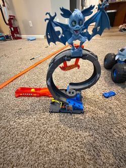 Hot wheels monster truck bat attack track set