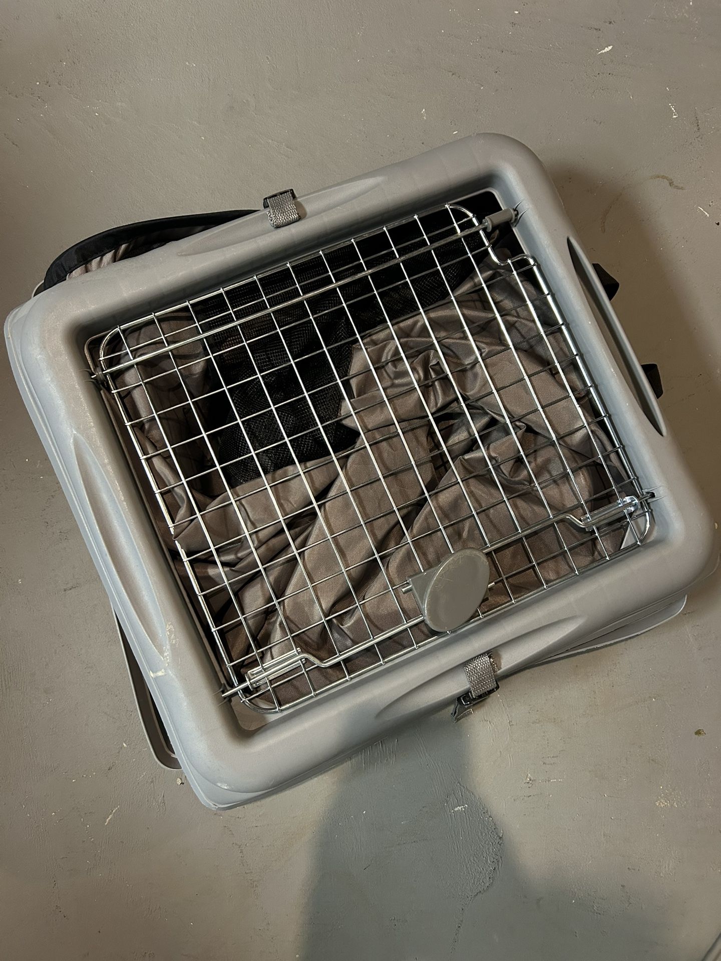 Pet travel crate / car carrier, perfect for cats or small dogs.