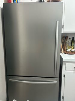Refrigerator with ice maker