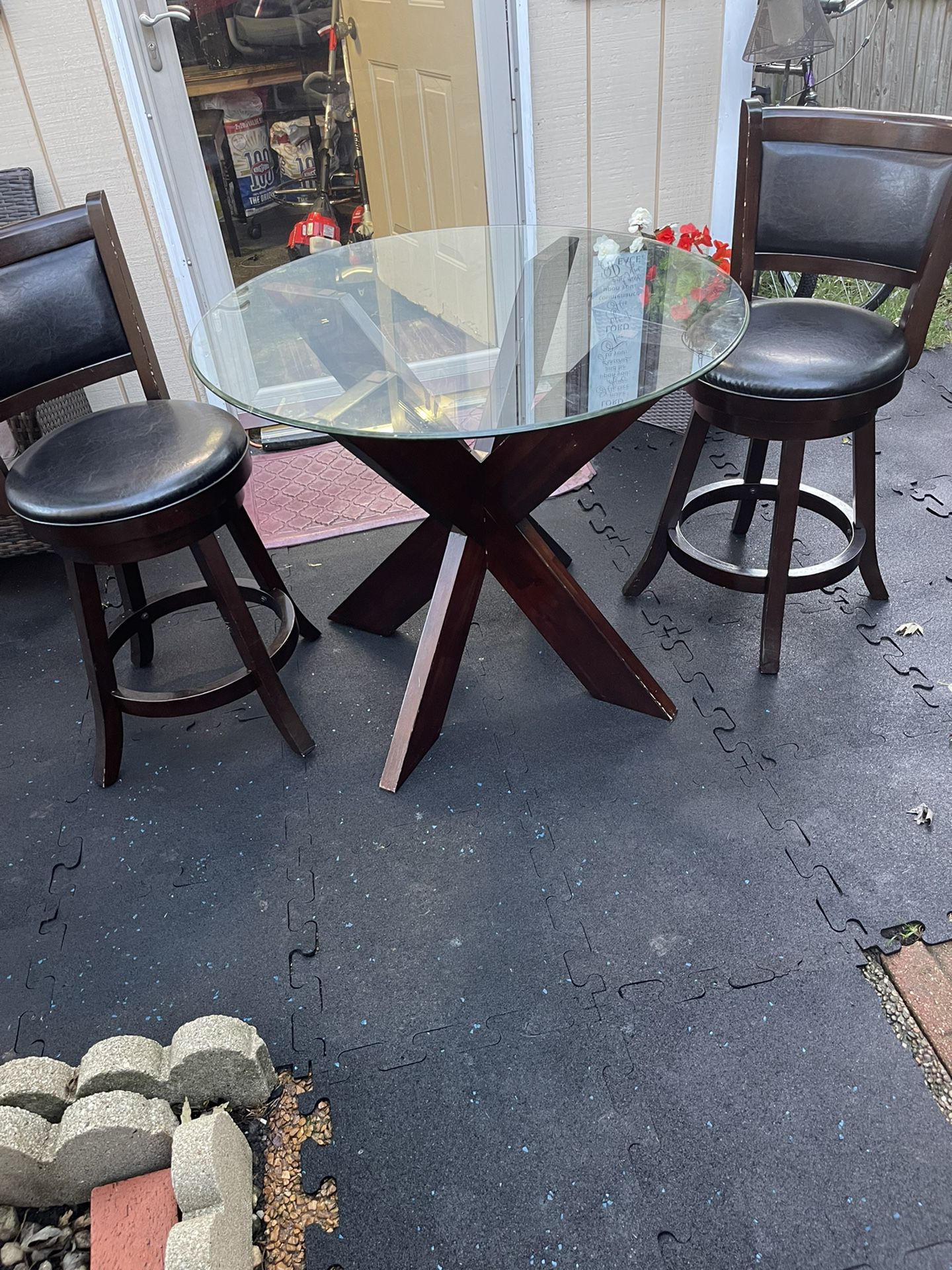 2 Capocchino Stools And Glass Table 