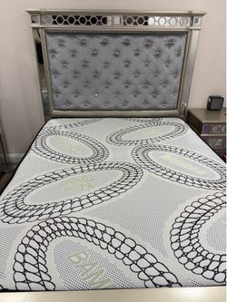 Queen size bedroom set.