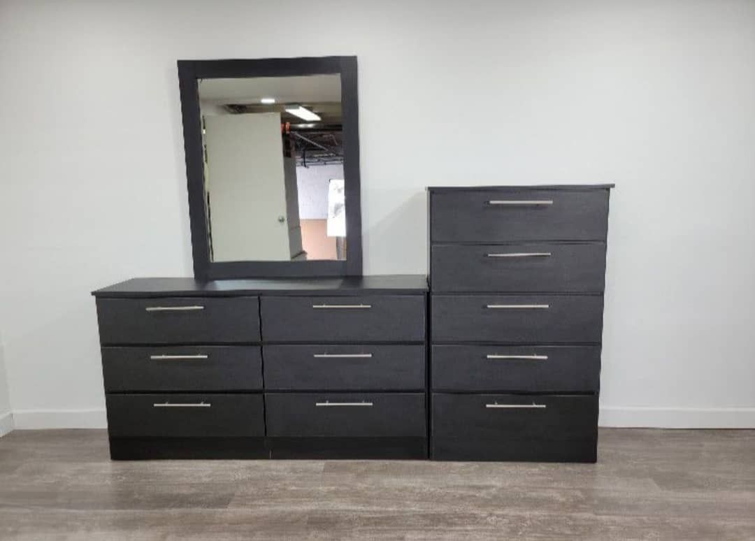 Dresser With Mirror And Chest 