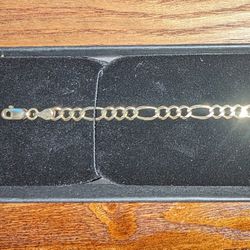 10K Gold Figaro Link Bracelet.