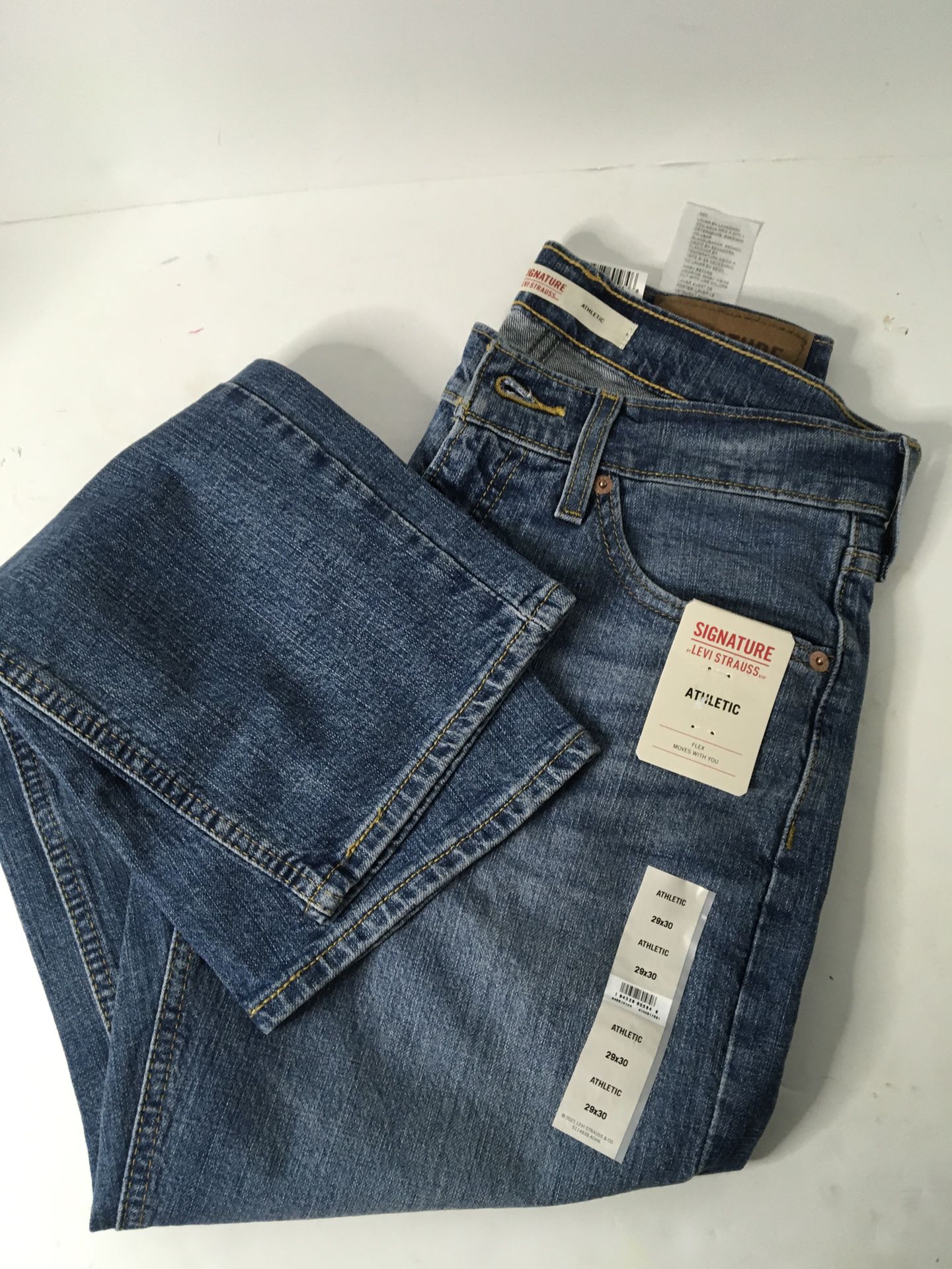New Men's Size 29x30 Signature Levi Strauss Athletic Flex Fit Jeans for  Sale in La Marque, TX - OfferUp