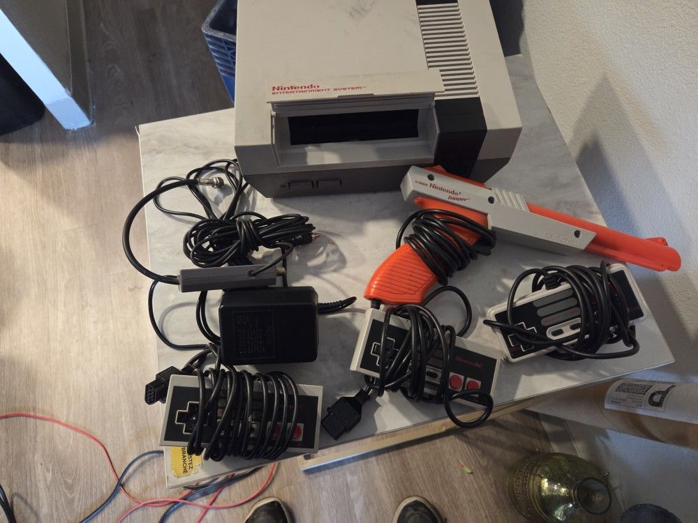 FIRST EDITION NINTENDO W/3 REMOTES, GUN, AND 15 GAMES 