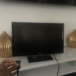 24” Tv + HDMI cord