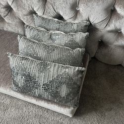 4 Pillow  excellent condition