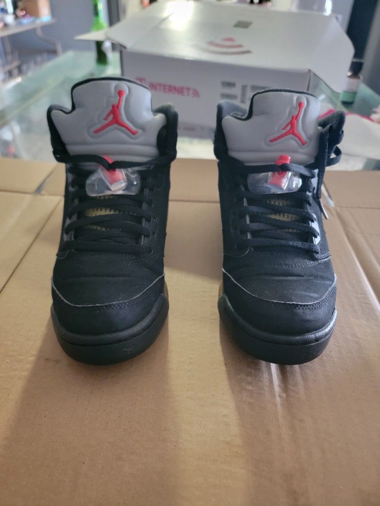 AIR JORDAN RETRO 5 SIZE 6Y BLK/SLV/RED