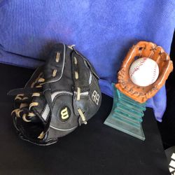 Wilson Kids Baseball Glove Size 10.5” Right Handed For Left Hand Throw.