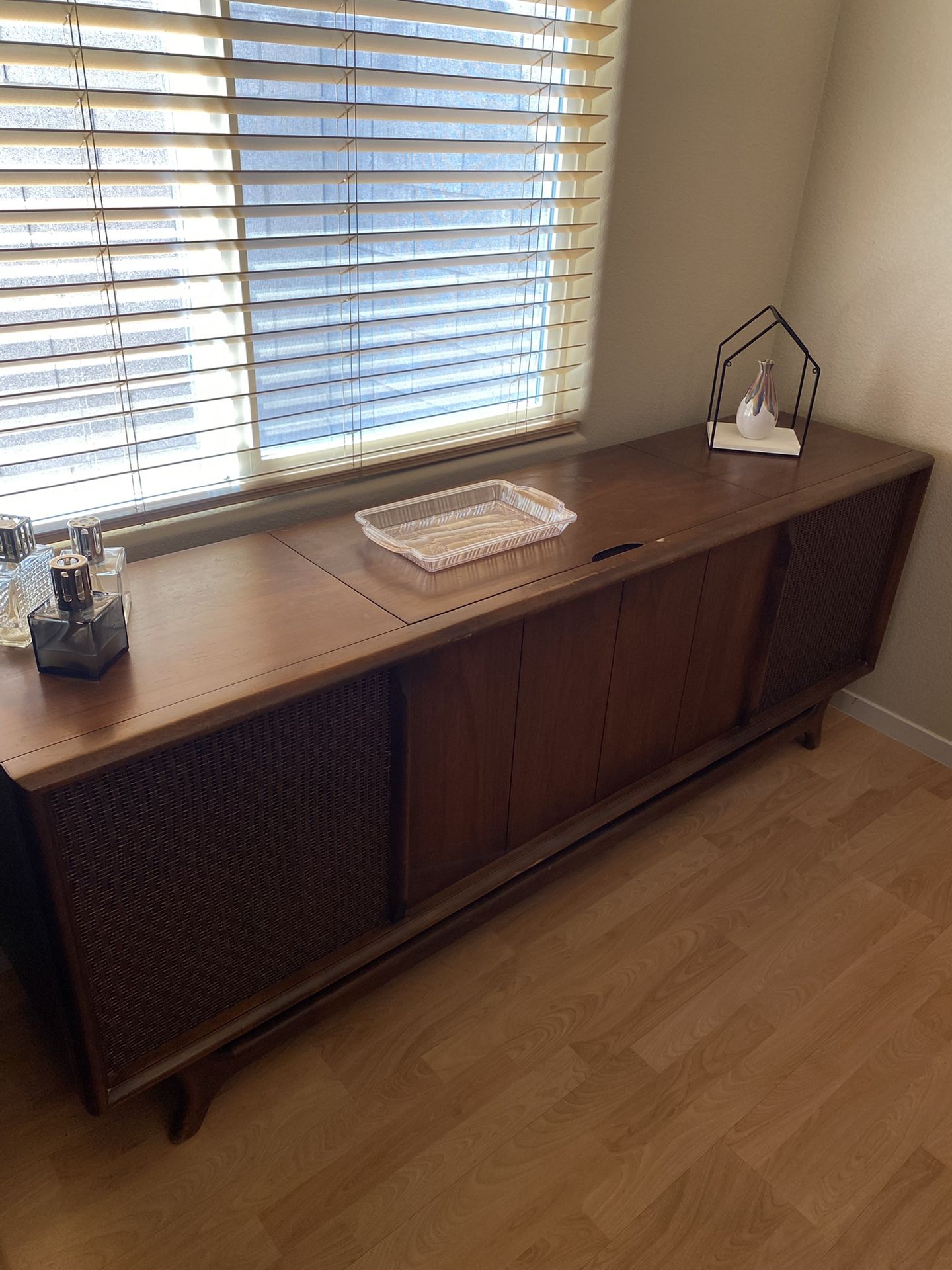 Antique Record Player With Radio. Fine Furniture.