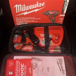 Milwaukee M12 12V Lithium-Ion Cordless 1/4 in. Hex Screwdriver Kit with Two 1.5Ah Batteries, Charger and Tool Bag