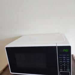 Microwave $20 firmes jala muy bien detalles estéticos solamente.