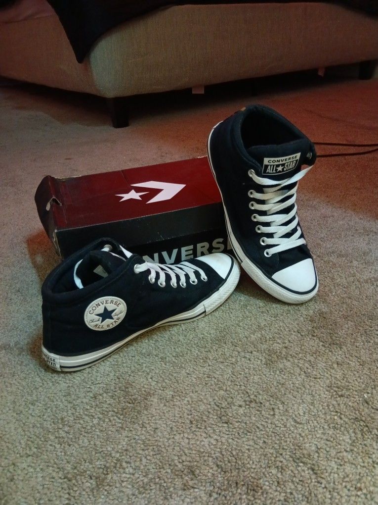 Converse Chuck Taylor All Star High Tops – Black & White
Size9