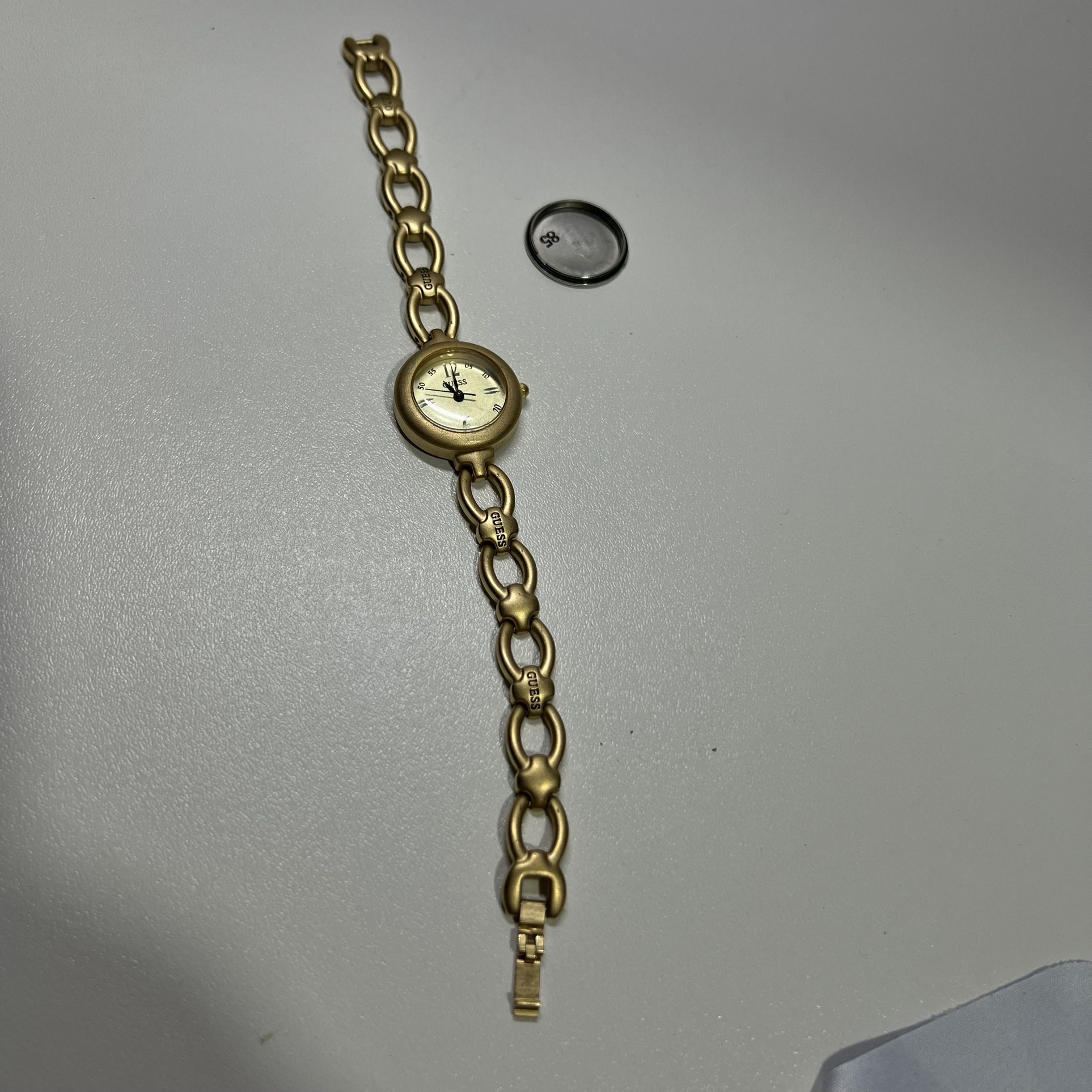 Guess Watch Women New Battery Gold Tone 23mm, Chipped, Sz. 7” I can’t close the bottom cover It occupies repair