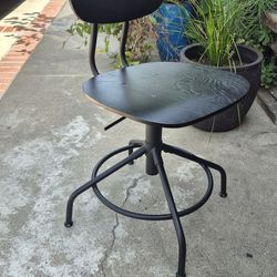 Black swivel chair