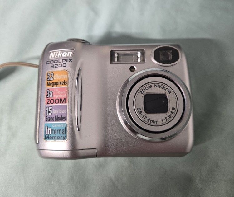 Nikon CoolPix 3200 Compact Digital Camera Used; Includes Case & Strap