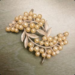 Vintage Trifari Pearl Brooch 